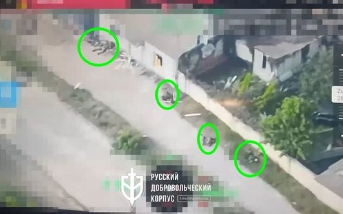 Ліквідовані окупанти валяються під парканом на вулиці у Вовчанську. ВIДЕО Ліквідовані-окупанти-валяються-під-парканом-на-вулиці-у-Вовчанську.-ВiДЕО