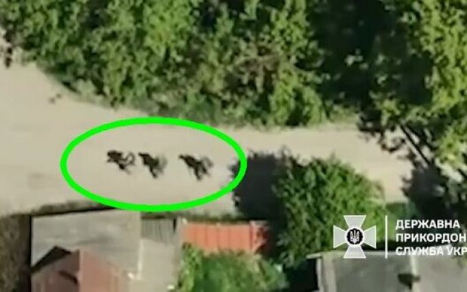 Пряме влучання міни у трьох окупантів. ВIДЕО Пряме-влучання-міни-у-трьох-окупантів.-ВiДЕО