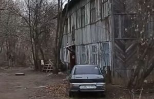 Росіянка розхвалює свій дерев’яний барак: “Это райское место – садик, школа, баня под носом. Речка... Росіянка-розхвалює-свій-дерев’яний-барак:-“Это-райское-место-–-садик,-школа,-баня-под-носом-Речка.