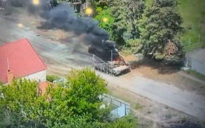 Українські воїни знищили два ворожі танки на Харківщині: “Горить, сука! Вовчанськ наш!”. ВIДЕО Українські-воїни-знищили-два-ворожі-танки-на-Харківщині:-“Горить,-сука!-Вовчанськ-наш!”.-ВiДЕО
