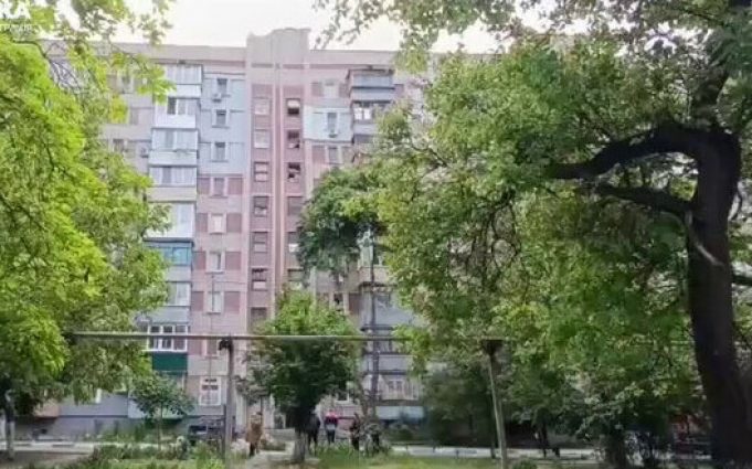 Окупанти вдарили по багатоповерхівці у Херсоні: Постраждалих немає. ВIДЕО Окупанти-вдарили-по-багатоповерхівці-у-Херсоні:-Постраждалих-немає.-ВiДЕО