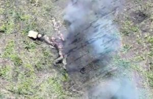 Російський загарбник закладає гранату під бронежилет. ВIДЕО 18+ Російський-загарбник-закладає-гранату-під-бронежилет.-ВiДЕО-18+