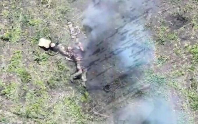 Російський загарбник закладає гранату під бронежилет. ВIДЕО 18+ Російський-загарбник-закладає-гранату-під-бронежилет.-ВiДЕО-18+