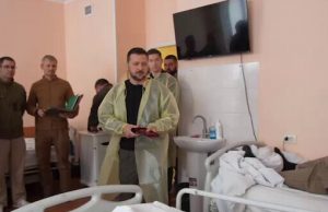 Зеленський відвідав захисників, які дістали поранення у боях на Харківщині. ВIДЕО Зеленський-відвідав-захисників,-які-дістали-поранення-у-боях-на-Харківщині.-ВiДЕО