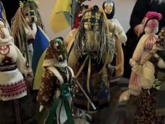 “Ми віримо тільки ЗСУ”: на виставці іграшок у Харкові показали патріотичні ляльки-мотанки. ВIДЕО “Ми-віримо-тільки-ЗСУ”:-на-виставці-іграшок-у-Харкові-показали-патріотичні-ляльки-мотанки.-ВiДЕО