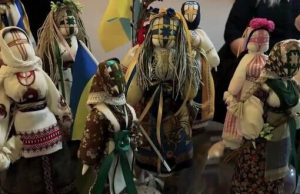 “Ми віримо тільки ЗСУ”: на виставці іграшок у Харкові показали патріотичні ляльки-мотанки. ВIДЕО “Ми-віримо-тільки-ЗСУ”:-на-виставці-іграшок-у-Харкові-показали-патріотичні-ляльки-мотанки.-ВiДЕО