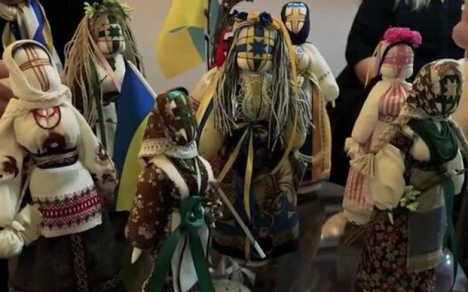 “Ми віримо тільки ЗСУ”: на виставці іграшок у Харкові показали патріотичні ляльки-мотанки. ВIДЕО “Ми-віримо-тільки-ЗСУ”:-на-виставці-іграшок-у-Харкові-показали-патріотичні-ляльки-мотанки.-ВiДЕО