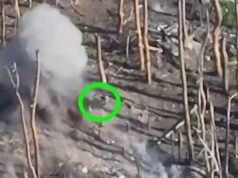 Окупант летить у повітрі після прямого влучання в окоп українського снаряда. ВIДЕО Окупант-летить-у-повітрі-після-прямого-влучання-в-окоп-українського-снаряда.-ВiДЕО