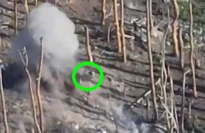 Окупант летить у повітрі після прямого влучання в окоп українського снаряда. ВIДЕО Окупант-летить-у-повітрі-після-прямого-влучання-в-окоп-українського-снаряда.-ВiДЕО