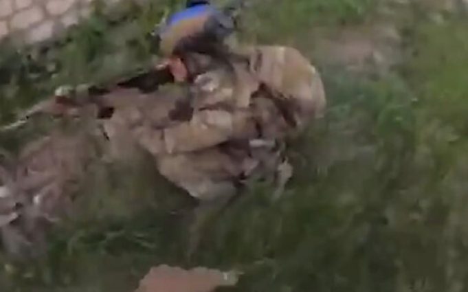 Бій прикордонників із російськими окупантами у Вовчанську. ВIДЕО Бій-прикордонників-із-російськими-окупантами-у-Вовчанську.-ВiДЕО