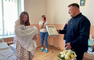 Новонароджені малюки отримали перші в житті вишиванки Новонароджені-малюки-отримали-перші-в-житті-вишиванки