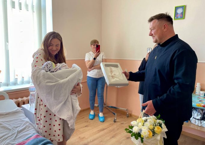 Новонароджені малюки отримали перші в житті вишиванки Новонароджені-малюки-отримали-перші-в-житті-вишиванки