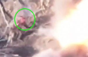 Окупант на ходу втрачає голову. ВIДЕО 18+ Окупант-на-ходу-втрачає-голову.-ВiДЕО-18+