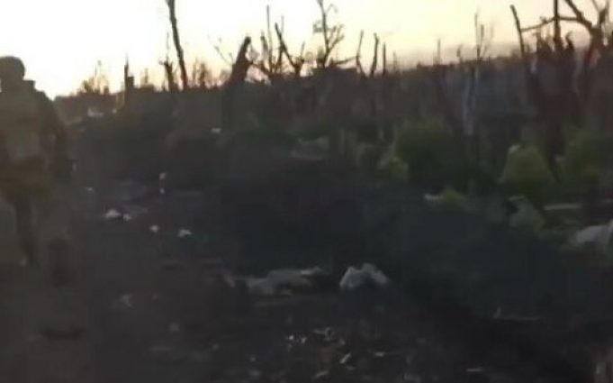 Росіянин показав “дорогу смерті”: поле бою всіяне трупами окупантів. ВIДЕО Росіянин-показав-“дорогу-смерті”:-поле-бою-всіяне-трупами-окупантів.-ВiДЕО