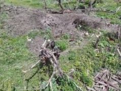 Темношкірий найманець армії РФ відбивається палкою від українського дрона. ВIДЕО Темношкірий-найманець-армії-РФ-відбивається-палкою-від-українського-дрона.-ВiДЕО