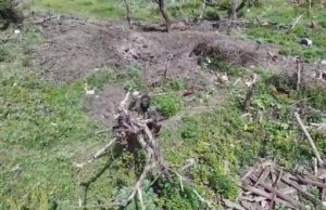 Темношкірий найманець армії РФ відбивається палкою від українського дрона. ВIДЕО Темношкірий-найманець-армії-РФ-відбивається-палкою-від-українського-дрона.-ВiДЕО