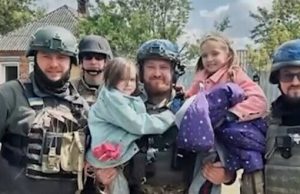 “Героям слава!”: поліцейські евакуювали маму з дітьми на Харківщині. ВIДЕО “Героям-слава!”:-поліцейські-евакуювали-маму-з-дітьми-на-Харківщині.-ВiДЕО