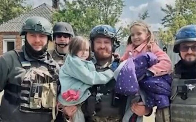 “Героям слава!”: поліцейські евакуювали маму з дітьми на Харківщині. ВIДЕО “Героям-слава!”:-поліцейські-евакуювали-маму-з-дітьми-на-Харківщині.-ВiДЕО