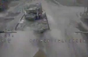 Дрон-камікадзе знищує російський танк Т-72Б3М зразка 2022 року. ВIДЕО Дрон-камікадзе-знищує-російський-танк-Т-72Б3М-зразка-2022-року.-ВiДЕО
