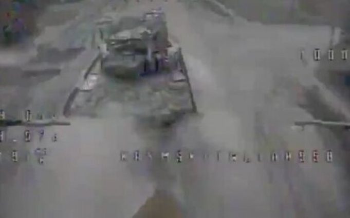 Дрон-камікадзе знищує російський танк Т-72Б3М зразка 2022 року. ВIДЕО Дрон-камікадзе-знищує-російський-танк-Т-72Б3М-зразка-2022-року.-ВiДЕО