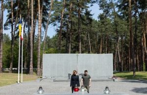 Зеленський та перша леді вшанували пам’ять жертв політичних репресій у Биківні. ВIДЕО Зеленський-та-перша-леді-вшанували-пам’ять-жертв-політичних-репресій-у-Биківні.-ВiДЕО