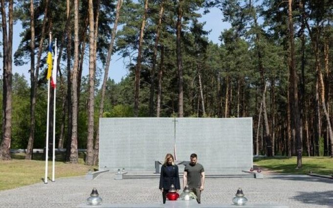 Зеленський та перша леді вшанували пам’ять жертв політичних репресій у Биківні. ВIДЕО Зеленський-та-перша-леді-вшанували-пам’ять-жертв-політичних-репресій-у-Биківні.-ВiДЕО