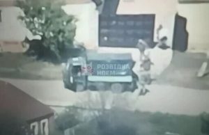 Окупанти мародерять будинки українців у Вовчанську на Харківщині. ВIДЕО Окупанти-мародерять-будинки-українців-у-Вовчанську-на-Харківщині.-ВiДЕО