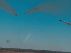 Українські вертольоти Мі-8МТ атакують окупантів некерованими ракетами. ВIДЕО Українські-вертольоти-Мі-8МТ-атакують-окупантів-некерованими-ракетами.-ВiДЕО