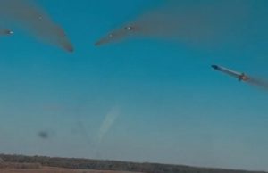 Українські вертольоти Мі-8МТ атакують окупантів некерованими ракетами. ВIДЕО Українські-вертольоти-Мі-8МТ-атакують-окупантів-некерованими-ракетами.-ВiДЕО