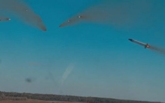 Українські вертольоти Мі-8МТ атакують окупантів некерованими ракетами. ВIДЕО Українські-вертольоти-Мі-8МТ-атакують-окупантів-некерованими-ракетами.-ВiДЕО