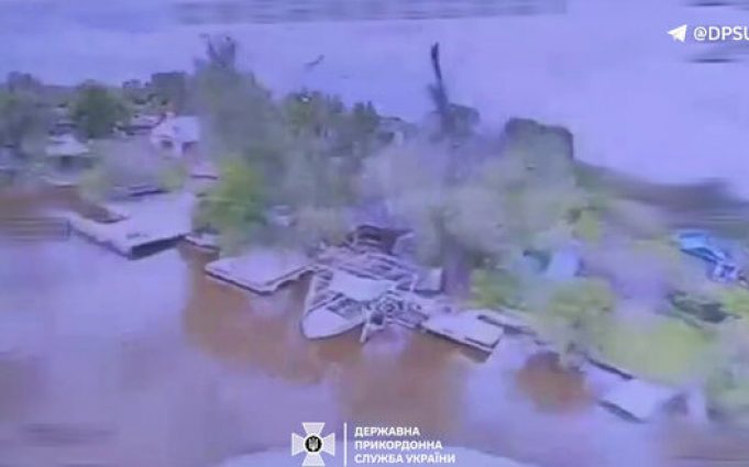 Два ворожі човни знищено на південному напрямку. ВIДЕО Два-ворожі-човни-знищено-на-південному-напрямку.-ВiДЕО