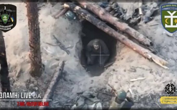 Російський солдат без опору здався у полон українським захисникам. ВIДЕО Російський-солдат-без-опору-здався-у-полон-українським-захисникам.-ВiДЕО
