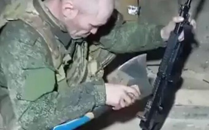 Загарбник сокирою регулює прицільну планку свого автомата: “Это так снимается? Сильнее #бни”. ВIДЕО Загарбник-сокирою-регулює-прицільну-планку-свого-автомата:-“Это-так-снимается?-Сильнее-#бни”.-ВiДЕО