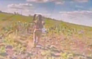 Окупант кидається на дрон з ножем. ВIДЕО Окупант-кидається-на-дрон-з-ножем.-ВiДЕО