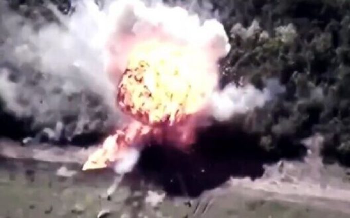 Російська САУ “Мста-С” розлітається на друзки після прильоту українського дрона. ВIДЕО Російська-САУ-“Мста-С”-розлітається-на-друзки-після-прильоту-українського-дрона.-ВiДЕО