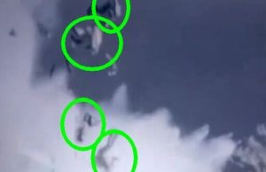 Чотири окупанти летять високо у повітрі після вибуху свого човна. ВIДЕО Чотири-окупанти-летять-високо-у-повітрі-після-вибуху-свого-човна.-ВiДЕО