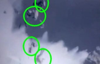 Чотири окупанти летять високо у повітрі після вибуху свого човна. ВIДЕО Чотири-окупанти-летять-високо-у-повітрі-після-вибуху-свого-човна.-ВiДЕО