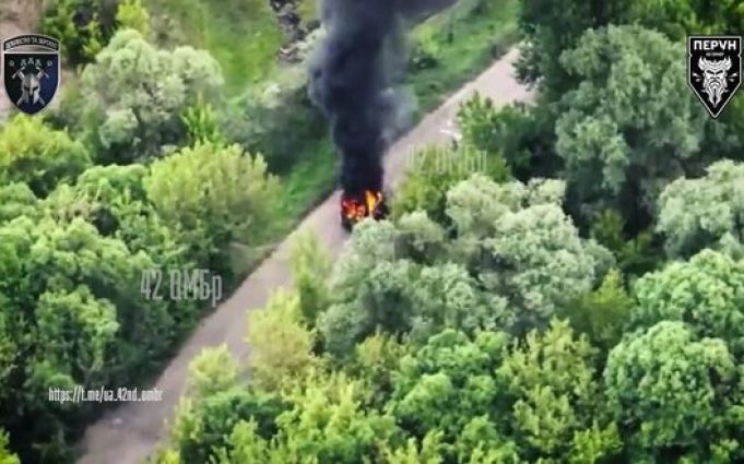 Бойова робота операторів дронів 42-ї ОМБр поблизу села Стариця на Харківщині. ВIДЕО Бойова-робота-операторів-дронів-42-ї-ОМБр-поблизу-села-Стариця-на-Харківщині.-ВiДЕО