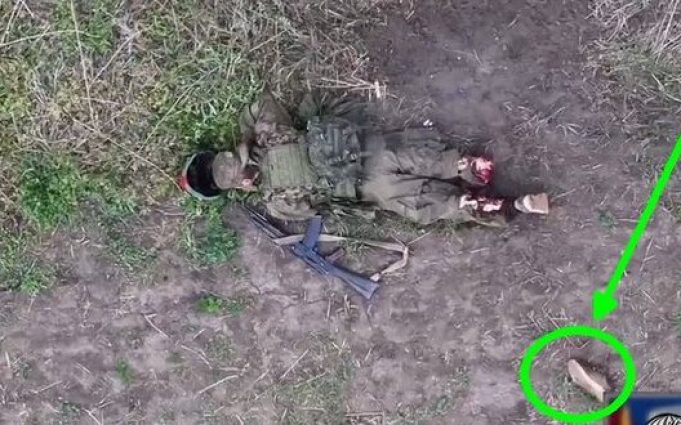 Оператор дрона “роззув” окупанта скидом боєприпасу. ВIДЕО 18+ Оператор-дрона-“роззув”-окупанта-скидом-боєприпасу.-ВiДЕО-18+