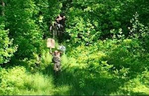 П’ятеро окупантів з плакатом і білою шматиною у руках виходять із лісу здаватися у полон.... П’ятеро-окупантів-з-плакатом-і-білою-шматиною-у-руках-виходять-із-лісу-здаватися-у-полон.