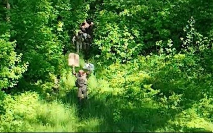 П’ятеро окупантів з плакатом і білою шматиною у руках виходять із лісу здаватися у полон.... П’ятеро-окупантів-з-плакатом-і-білою-шматиною-у-руках-виходять-із-лісу-здаватися-у-полон.
