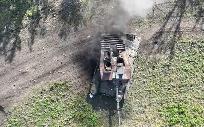 Бійці знищили танк Т-90 та дві БМП поблизу Часового Яру на Донеччині. ВIДЕО Бійці-знищили-танк-Т-90-та-дві-БМП-поблизу-Часового-Яру-на-Донеччині.-ВiДЕО