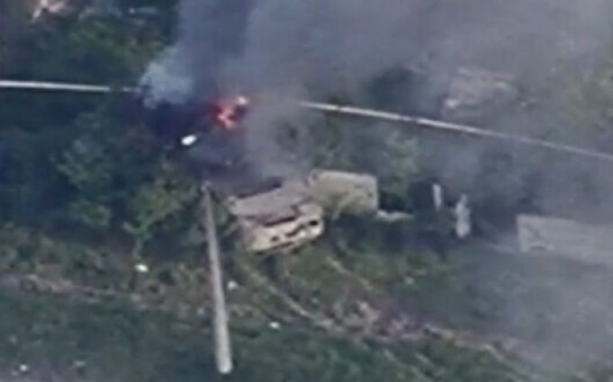 Оператор українського дрона знищив ворожий ЗРК “Оса” на Донеччині. ВIДЕО Оператор-українського-дрона-знищив-ворожий-ЗРК-“Оса”-на-Донеччині.-ВiДЕО