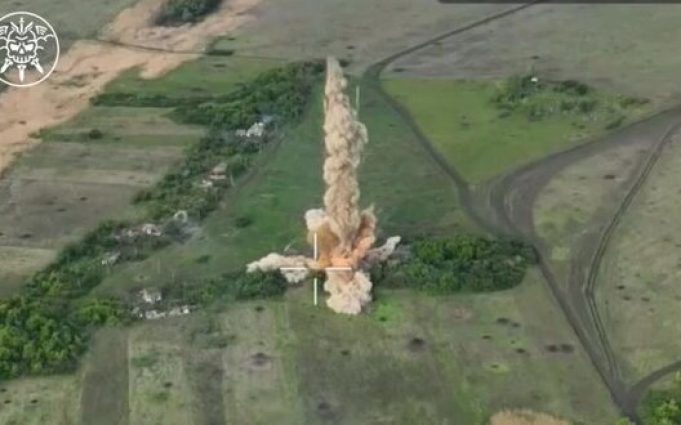 Українські захисники атакували ворожий склад БК разом з групою окупантів. ВIДЕО Українські-захисники-атакували-ворожий-склад-БК-разом-з-групою-окупантів.-ВiДЕО