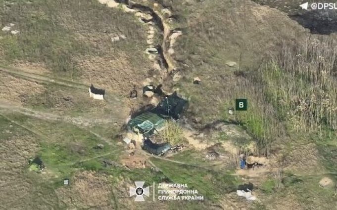 Дрони прикордонників уразили авто та позицію окупантів на Південному напрямку. ВIДЕО Дрони-прикордонників-уразили-авто-та-позицію-окупантів-на-Південному-напрямку.-ВiДЕО