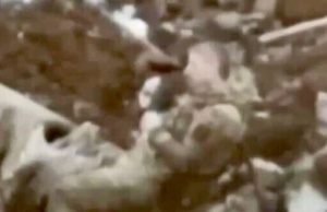 Російський загарбник застрелився, що з голови злетіла каска. ВIДЕО Російський-загарбник-застрелився,-що-з-голови-злетіла-каска.-ВiДЕО