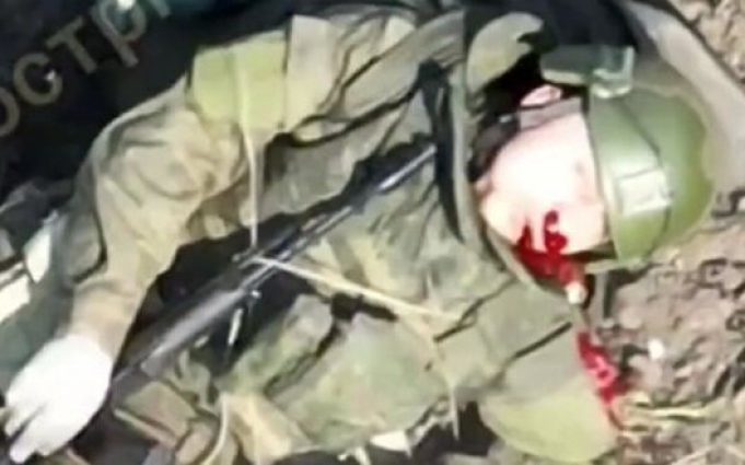 Поранений окупант прострелив собі голову з автомата на Харківщині. ВIДЕО 18+ Поранений-окупант-прострелив-собі-голову-з-автомата-на-Харківщині.-ВiДЕО-18+
