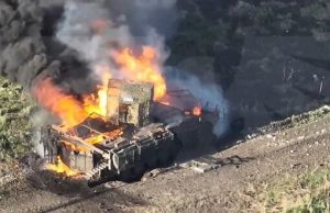 Ворожу БМП, яка наїхала на міну, підпалює дрон-камікадзе. ВIДЕО Ворожу-БМП,-яка-наїхала-на-міну,-підпалює-дрон-камікадзе.-ВiДЕО