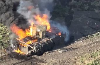 Ворожу БМП, яка наїхала на міну, підпалює дрон-камікадзе. ВIДЕО Ворожу-БМП,-яка-наїхала-на-міну,-підпалює-дрон-камікадзе.-ВiДЕО
