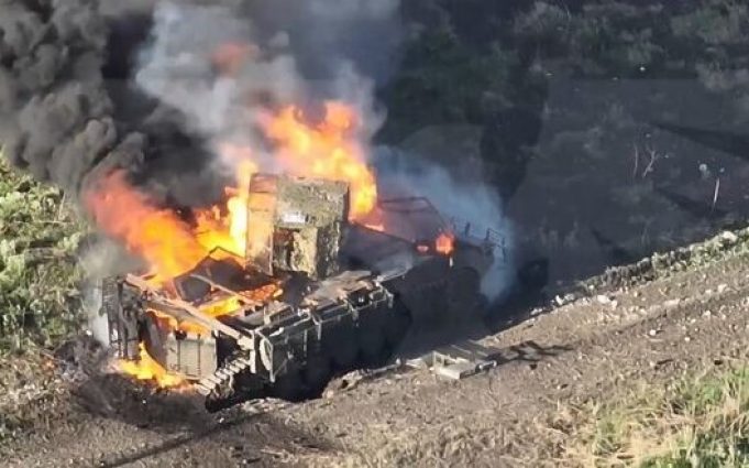 Ворожу БМП, яка наїхала на міну, підпалює дрон-камікадзе. ВIДЕО Ворожу-БМП,-яка-наїхала-на-міну,-підпалює-дрон-камікадзе.-ВiДЕО